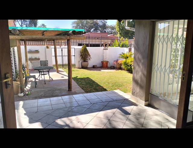 3 BEDROOM DUPLEX RENTED IN WILLOW PARK MANOR